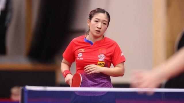 他用一连串 他用一连串