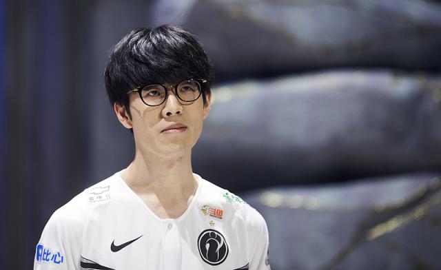 捂脸显失落 捂脸显失落